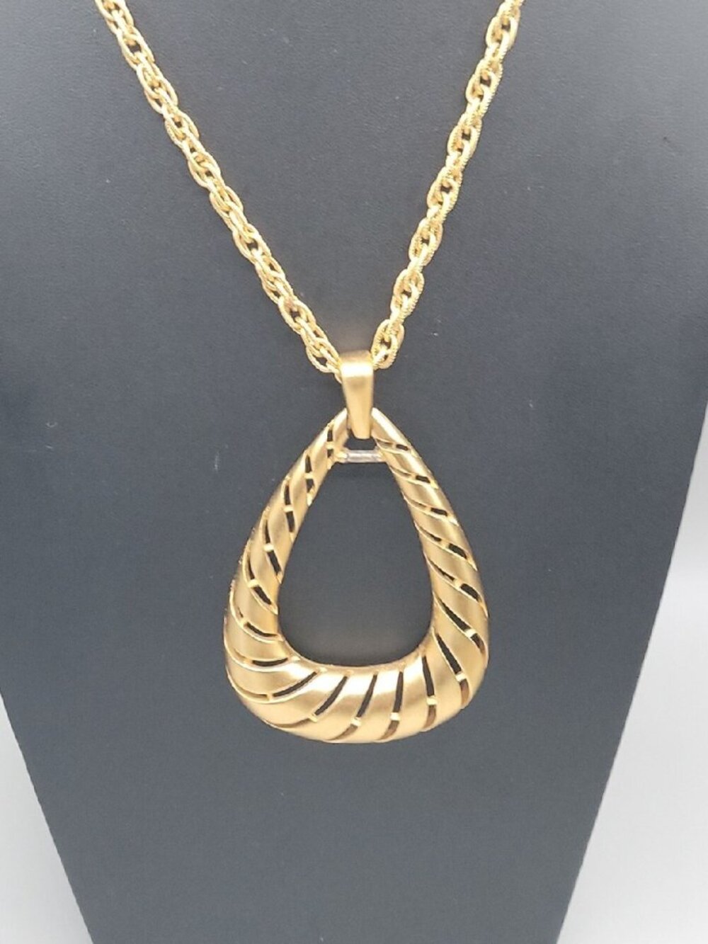 Vintage Crown Trifari Door Knocker Pendant Necklace 28"Gold Tone Large Teardrop - Picture 2 of 15